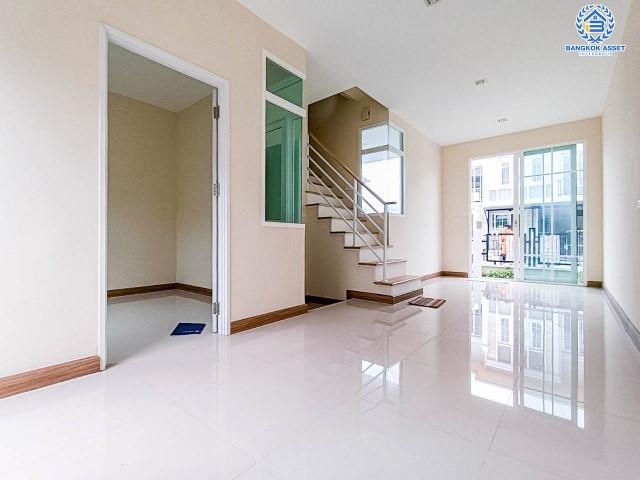 *****ทาวน์เฮ้าส์มือสองย่านกรุงเทพมหานคร ม.โกลเด้นทาวน์ วิภาวดี-แจ้งวัฒนะ เนื้อที่ 16.3 ตร.ว. ฟังก์ชัน 3 ห้องนอน 2 ห้องน้ำ 1 ที่จอดรถ บนทำเลเดินทางสะดวกสุด เพียง 15 นาทีก็ถึงรถไฟฟ้าสายสีแดง "สถานีหลักสี่" ใกล้สนามบินดอนเมือง